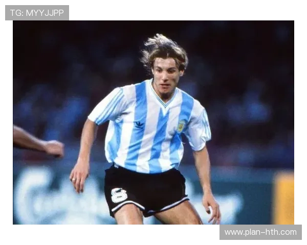 足球界八大传奇球星画像解析 揭秘他们的辉煌时刻与成就